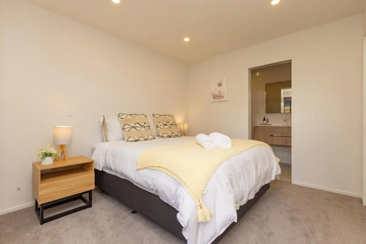 Brand New Luxury 3 Bed 3 Baths Family Getaway Villa Christchurch Holiday home
